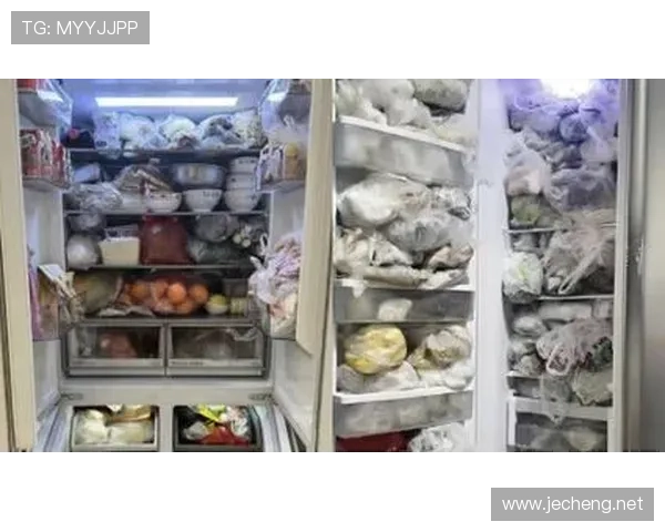 常园家的冰箱里居然塞满了蛋白粉，连饮料都得放门口？