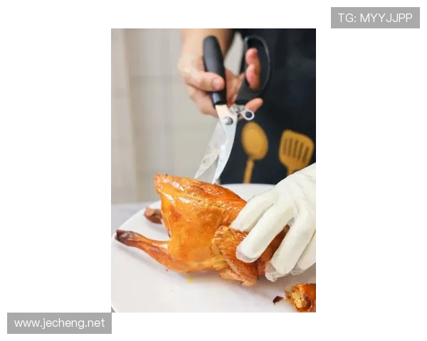 拉菲尼亚训练完回家路上还在啃鸡胸肉，这人是不是对“下班”有什么误解