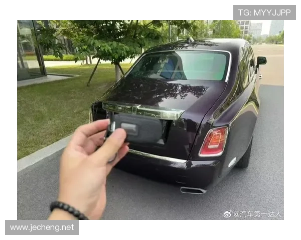 高磊中午排队买煎饼，晚上钻进劳斯莱斯后座，隔壁大妈都懵了